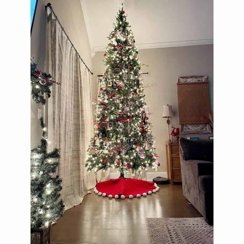 Red Christmas Tree Skirt in Den