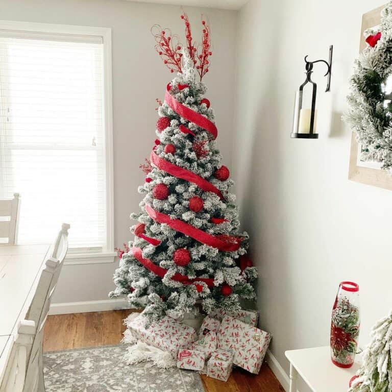 Red-Themed Christmas Tree for Dining Room
