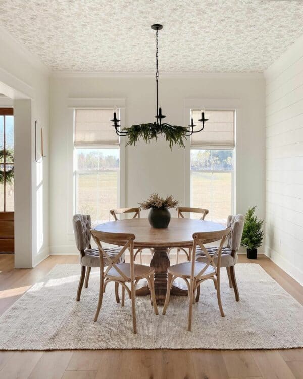 35 Admirable Ideas for Decorating a Round Dining Table