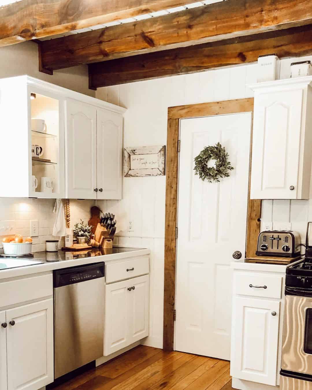 The Definitive Guide To Interior Door Trim: Styles, Costs & More - b8qx2ac