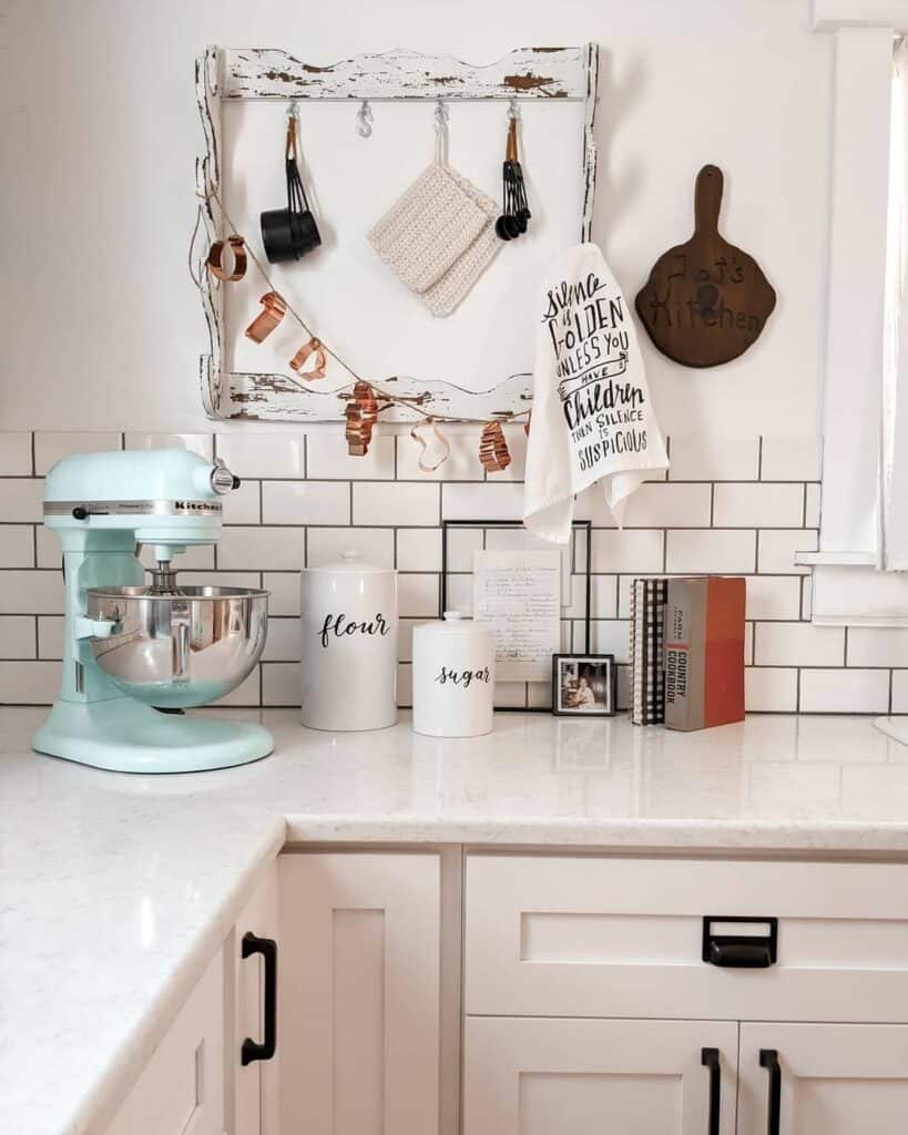 Simple Copper Kitchen Décor Idea