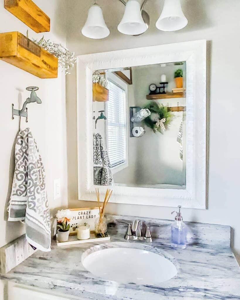 Small Tray with Bathroom Counter Décor