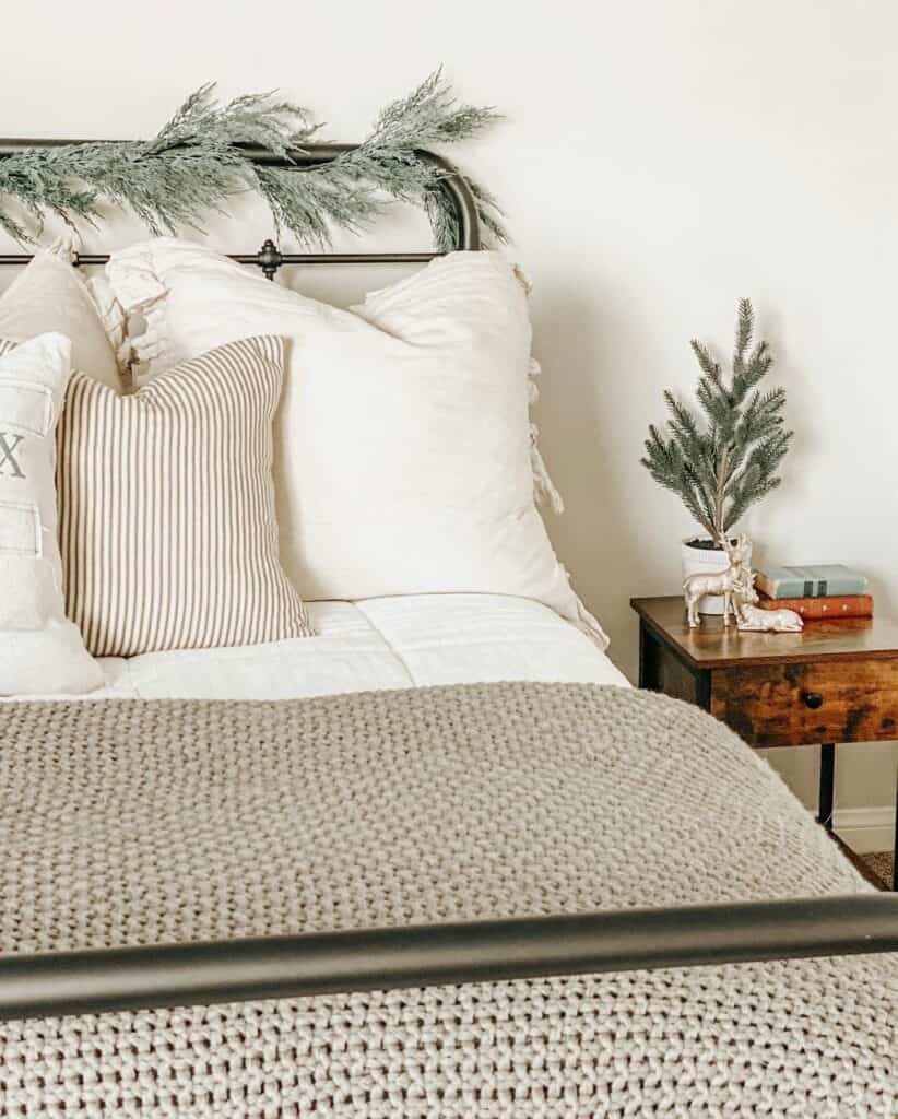 Subtle Christmas Pine Nightstand Décor Ideas