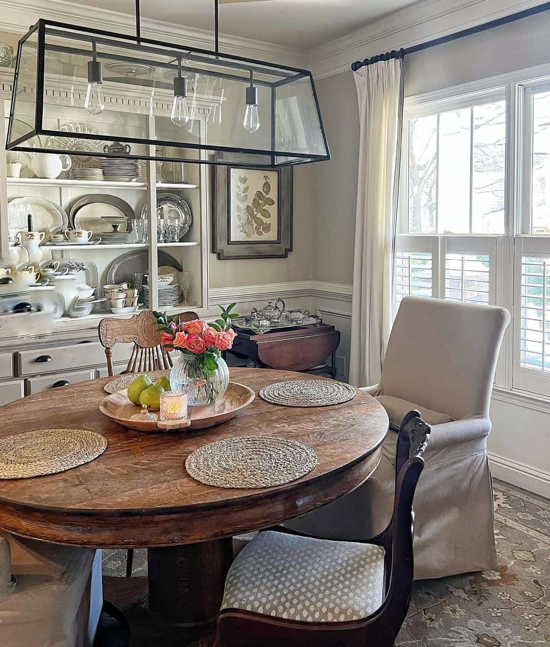 35 Admirable Ideas for Decorating a Round Dining Table