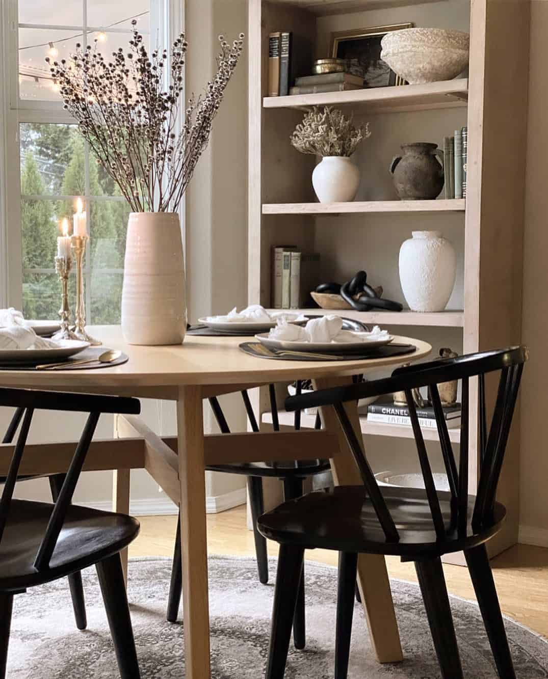 35 Examples of White Vase Decor from Minimalist to Elegant