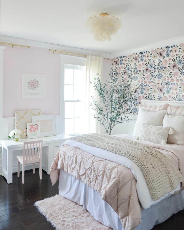 Tween Girl's Summer Florals Wallpaper