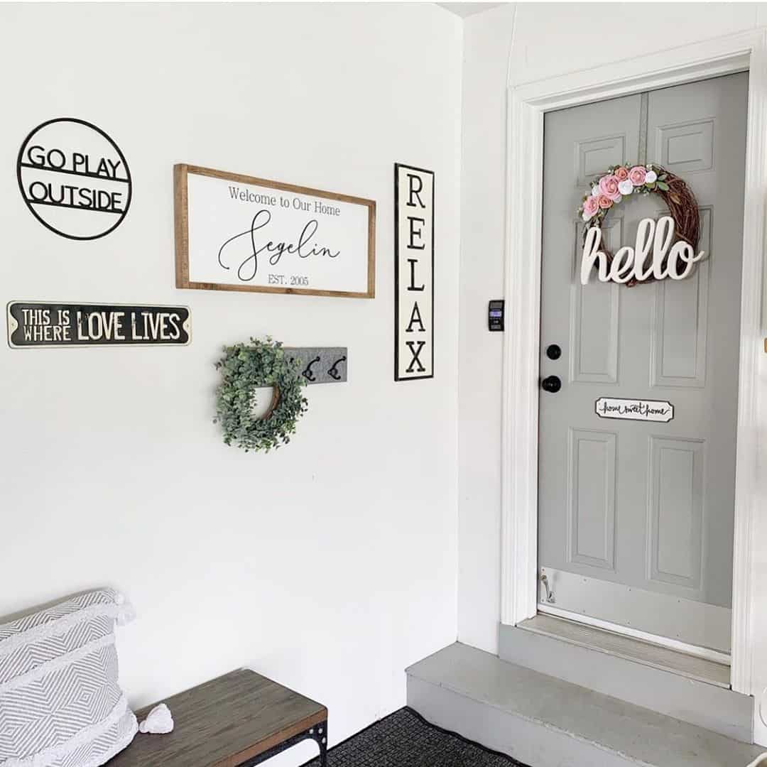 35 Diverse Ways to Showcase Entryway Wall Décor