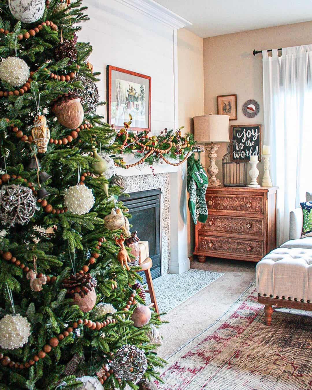 35 Festive Christmas Fireplace Ideas That Will Delight