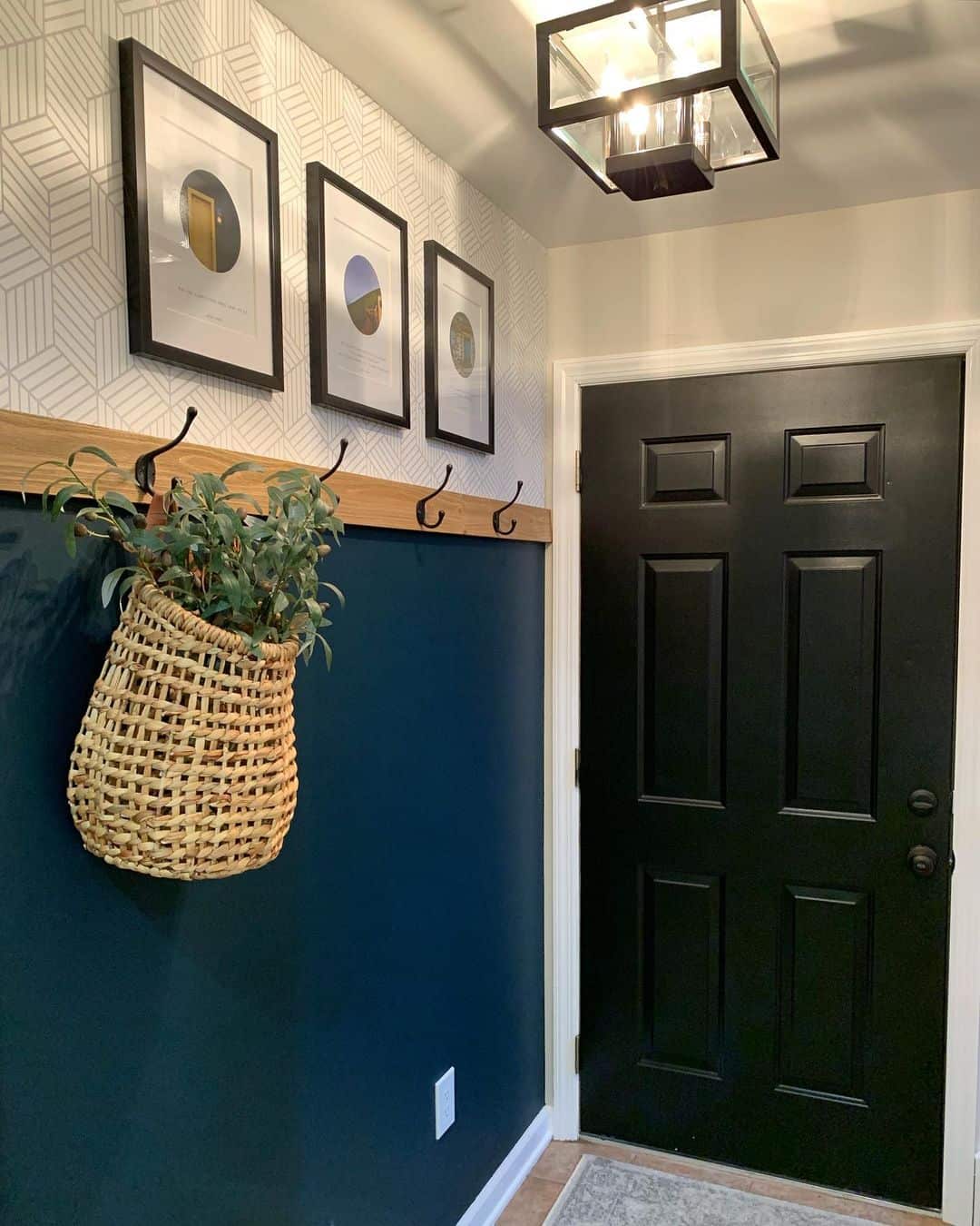 35 Diverse Ways to Showcase Entryway Wall Décor