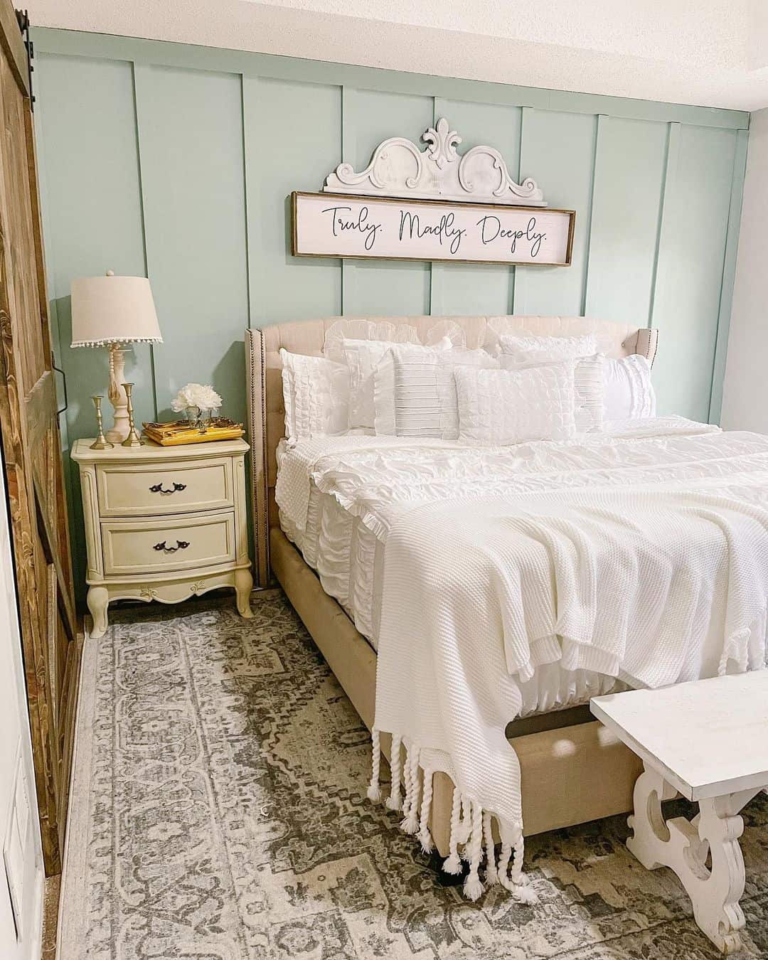 35 Brilliant Bench in Front of a Bed Ideas for a Bedroom