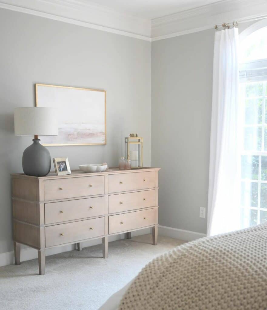 White and Gold Modern Dresser Décor