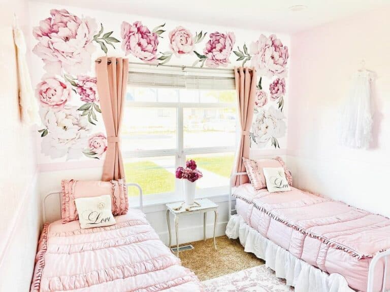 Bedroom Curtain and Wallpaper Ideas for Girls' Room