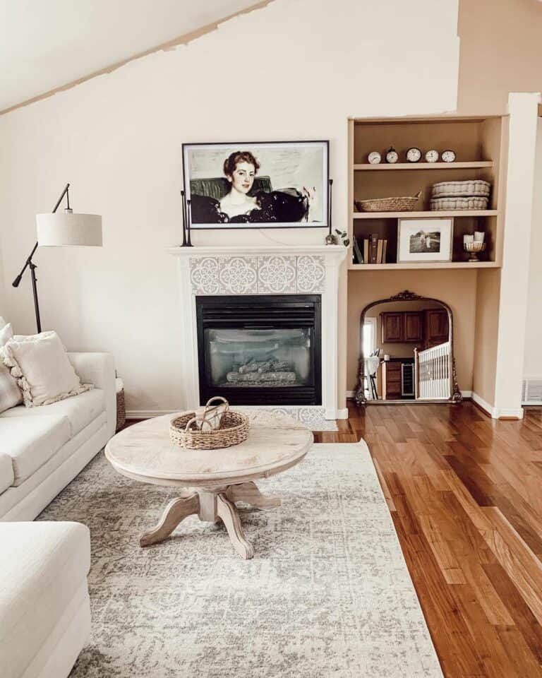 Beige Living Room Ideas With Antique Décor