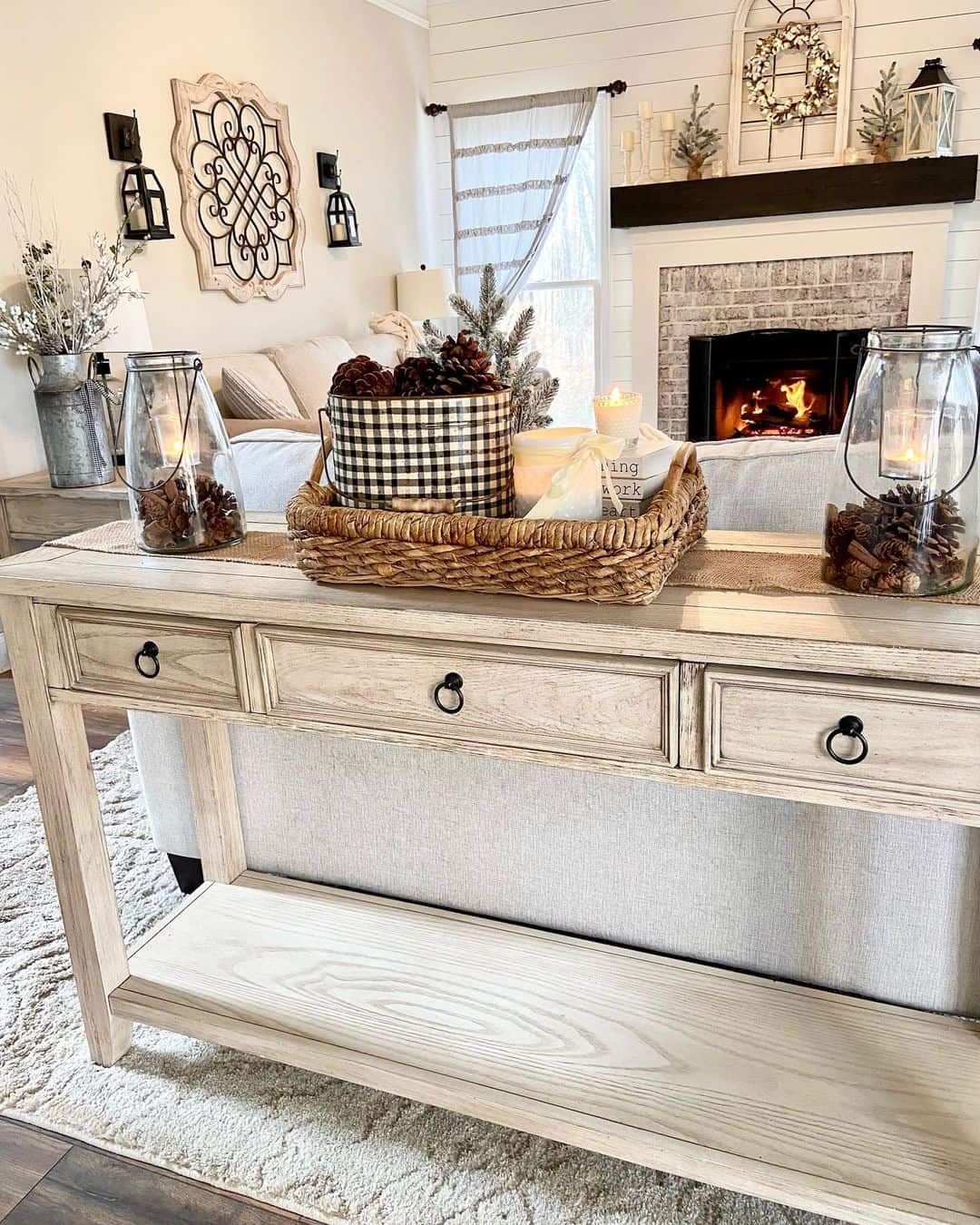 Black and White Plaid Christmas Décor Ideas for Farmhouse Living Room