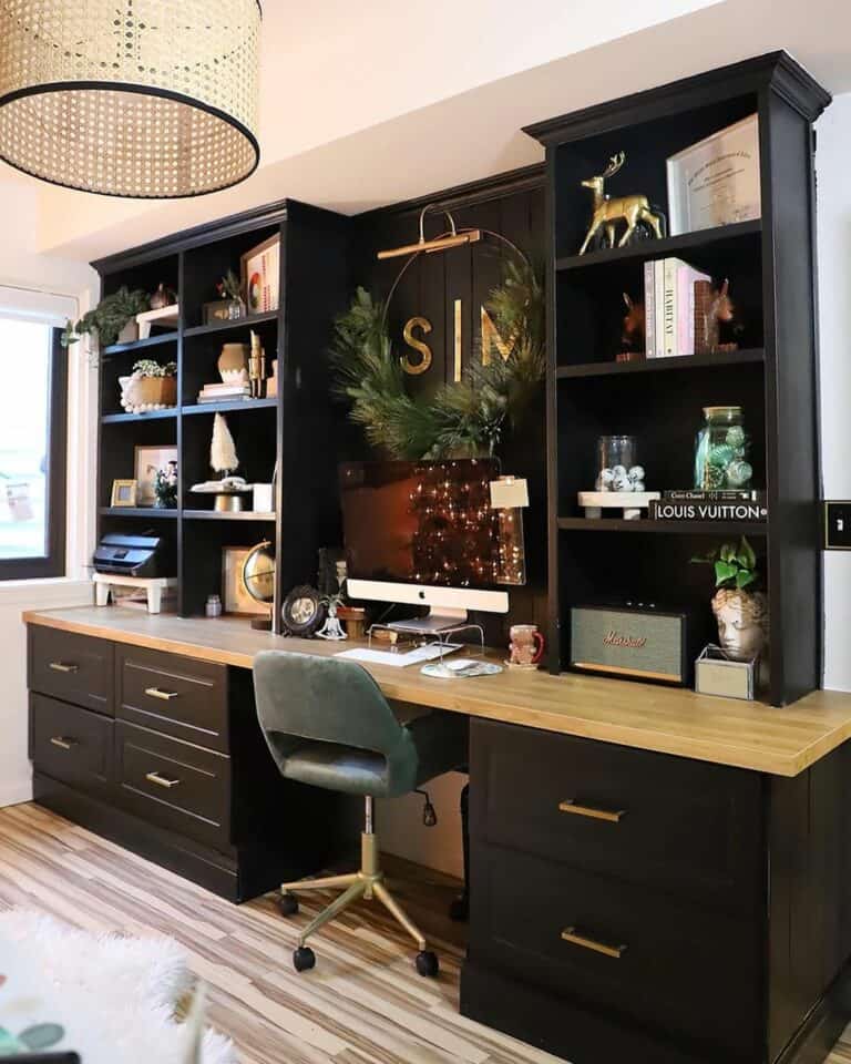 Black and Wood Built-in Desk With Modern Décor