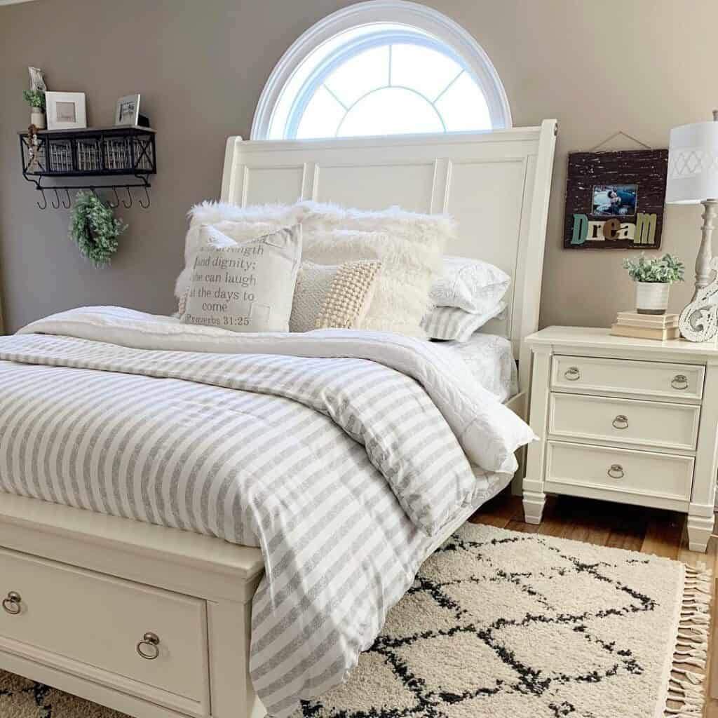 Chic and Cozy Farmhouse Bedroom Idea