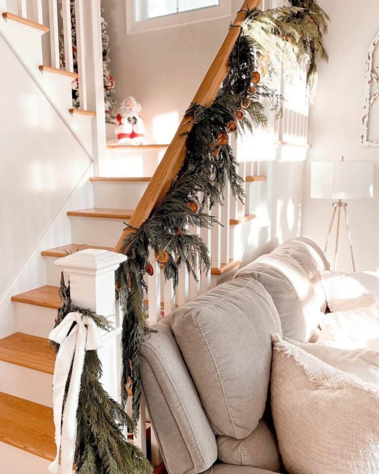 25+ Beautiful Christmas Staircase Decoration Ideas - For Creative Juice