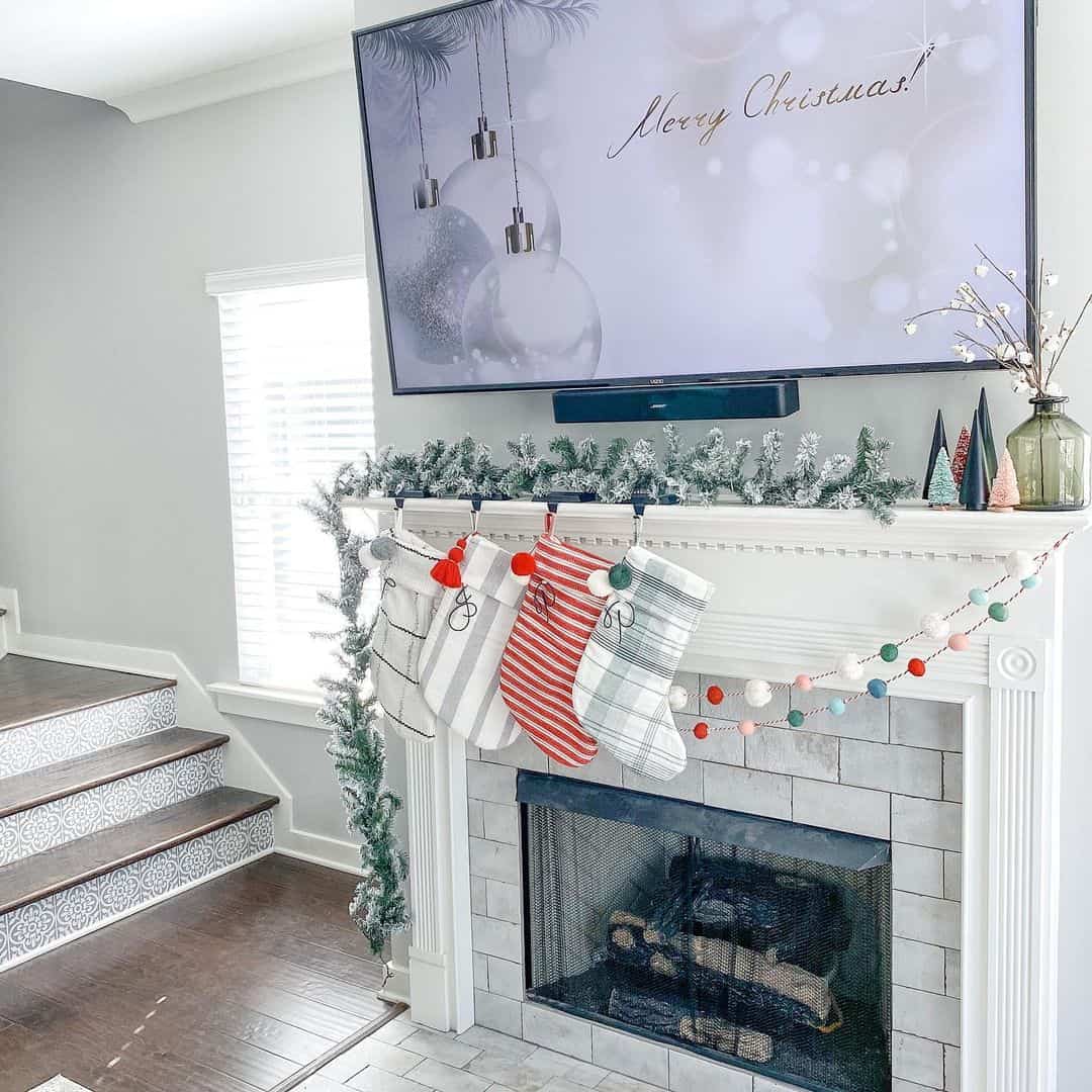 35 Christmas Garland for Mantel Ideas for the Holidays