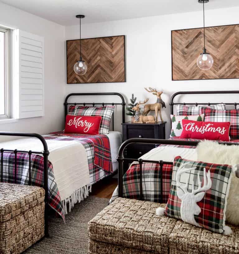 Christmas-themed Bedroom for Cabin Décor Ideas