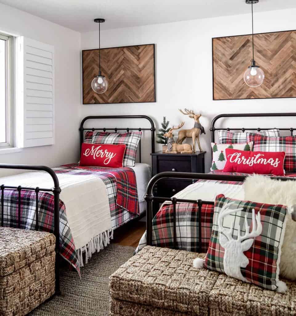 Christmas-themed Bedroom for Cabin Décor Ideas