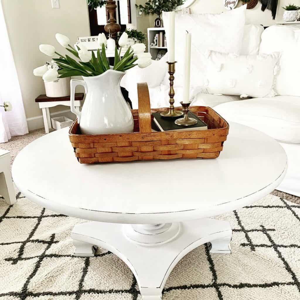 Cottage-Inspired Décor for White Lounge