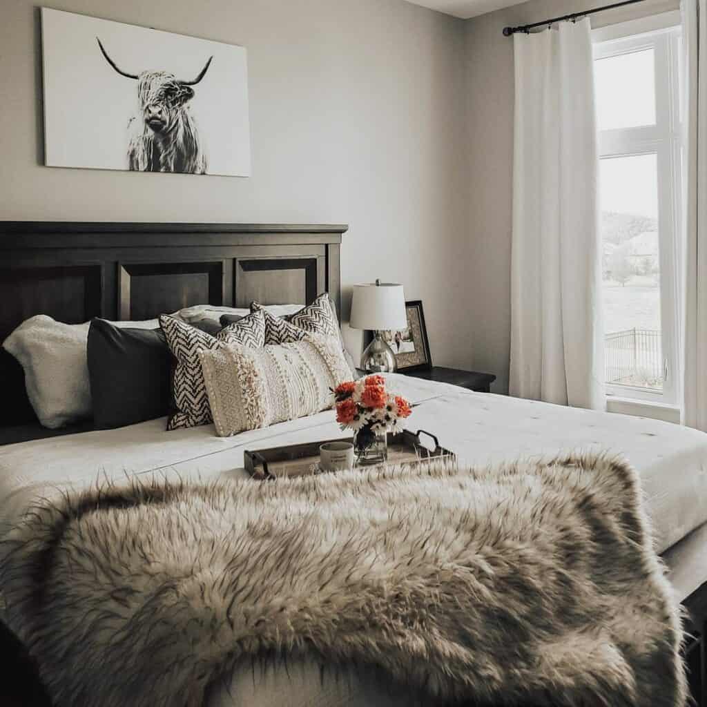 Cozy Black and Grey Bedroom Décor