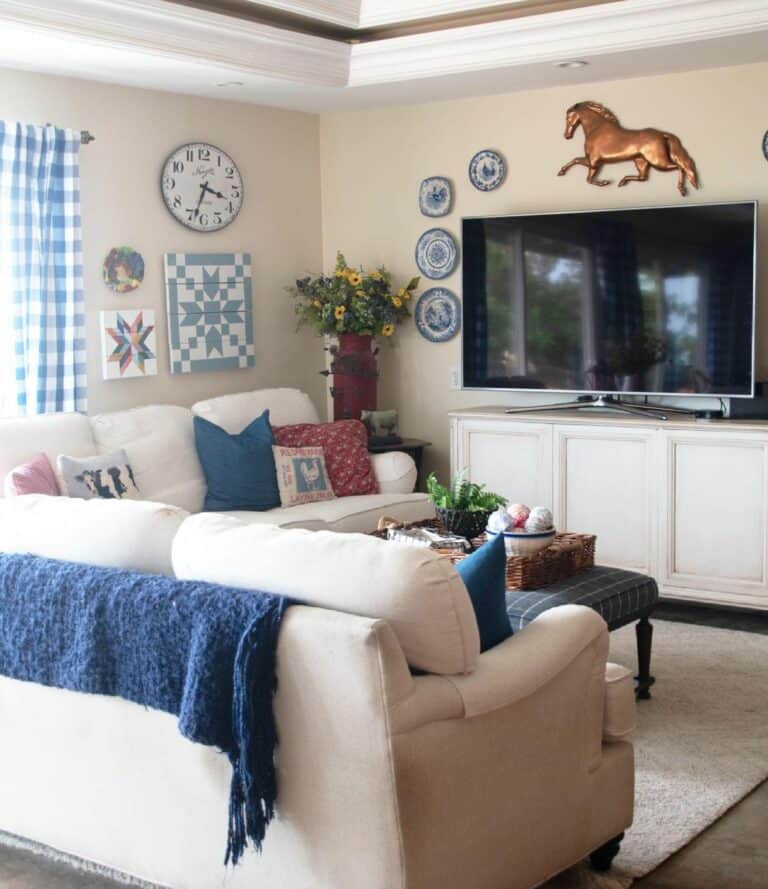 Cozy Family Room Ideas With TV