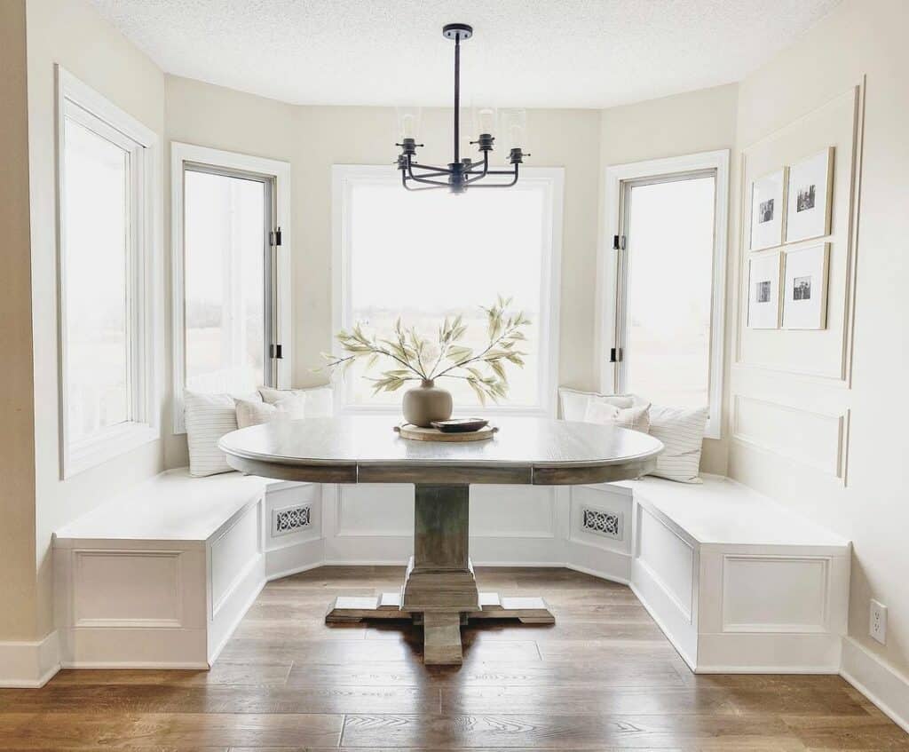 Cozy Farmhouse Breakfast Nook Bench with Storage