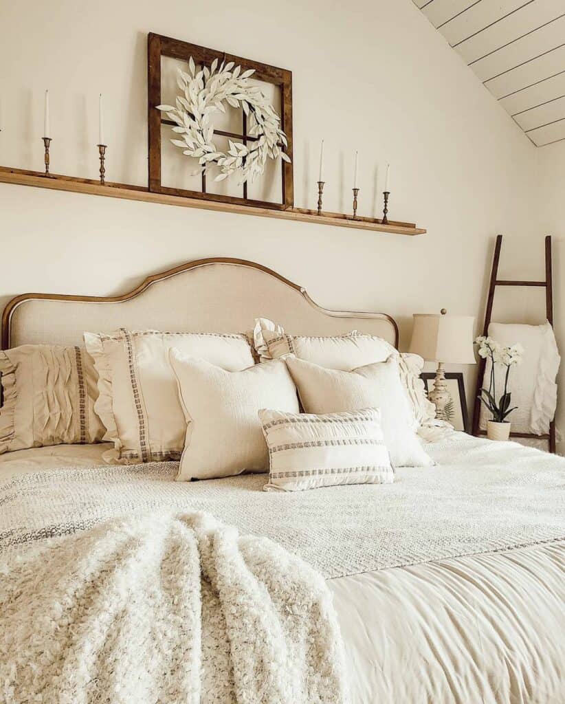 Cozy Neutral Bedroom Blanket Décor for Small Corners