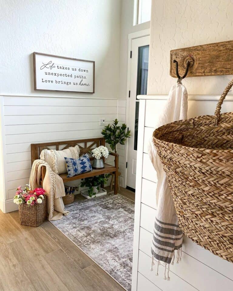 Cozy Rustic Entrance Way Décor Idea