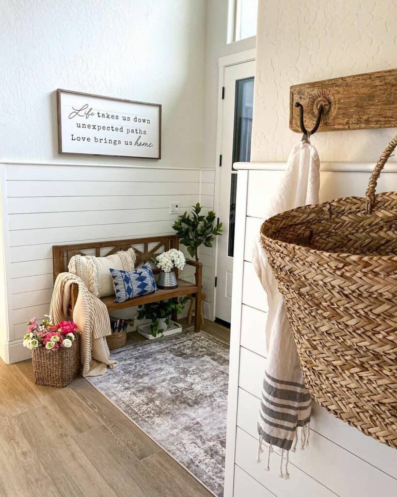 Cozy Rustic Entrance Way Décor Idea