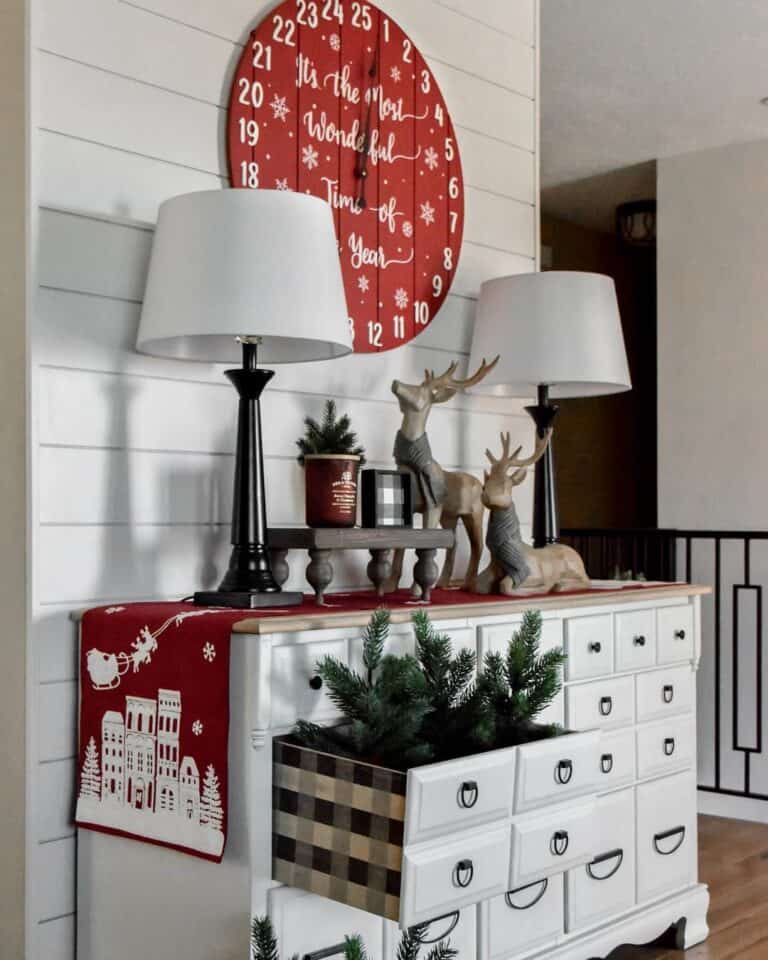 Creative Ways to Incorporate Plaid Into a Holiday Entryway