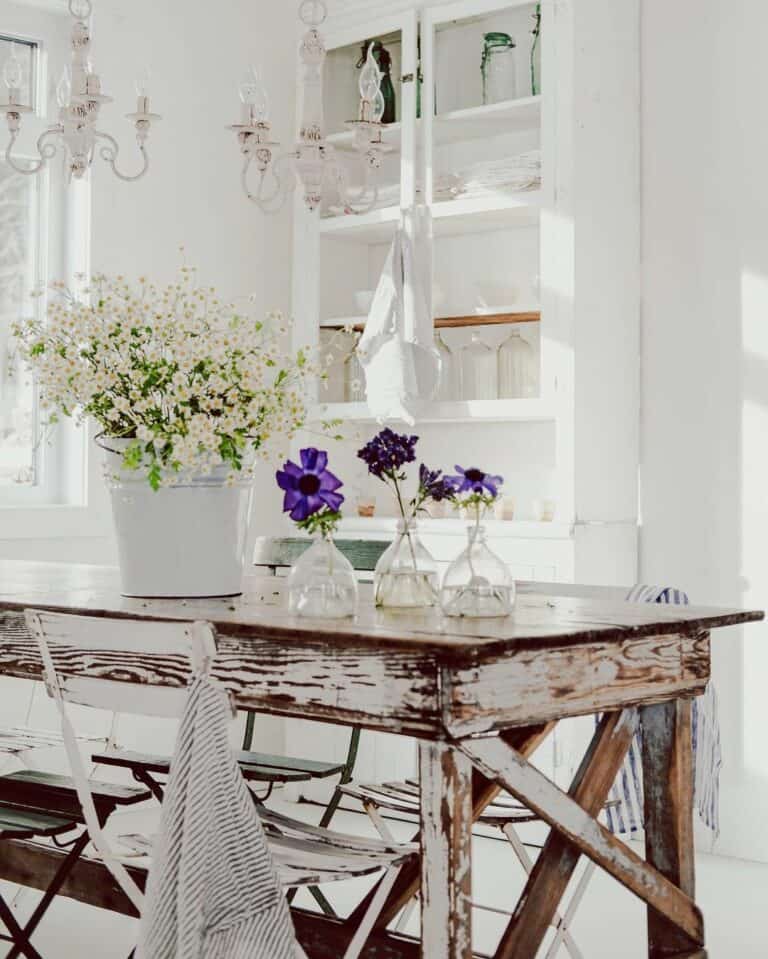Dining Area with Floral Dining Table Décor