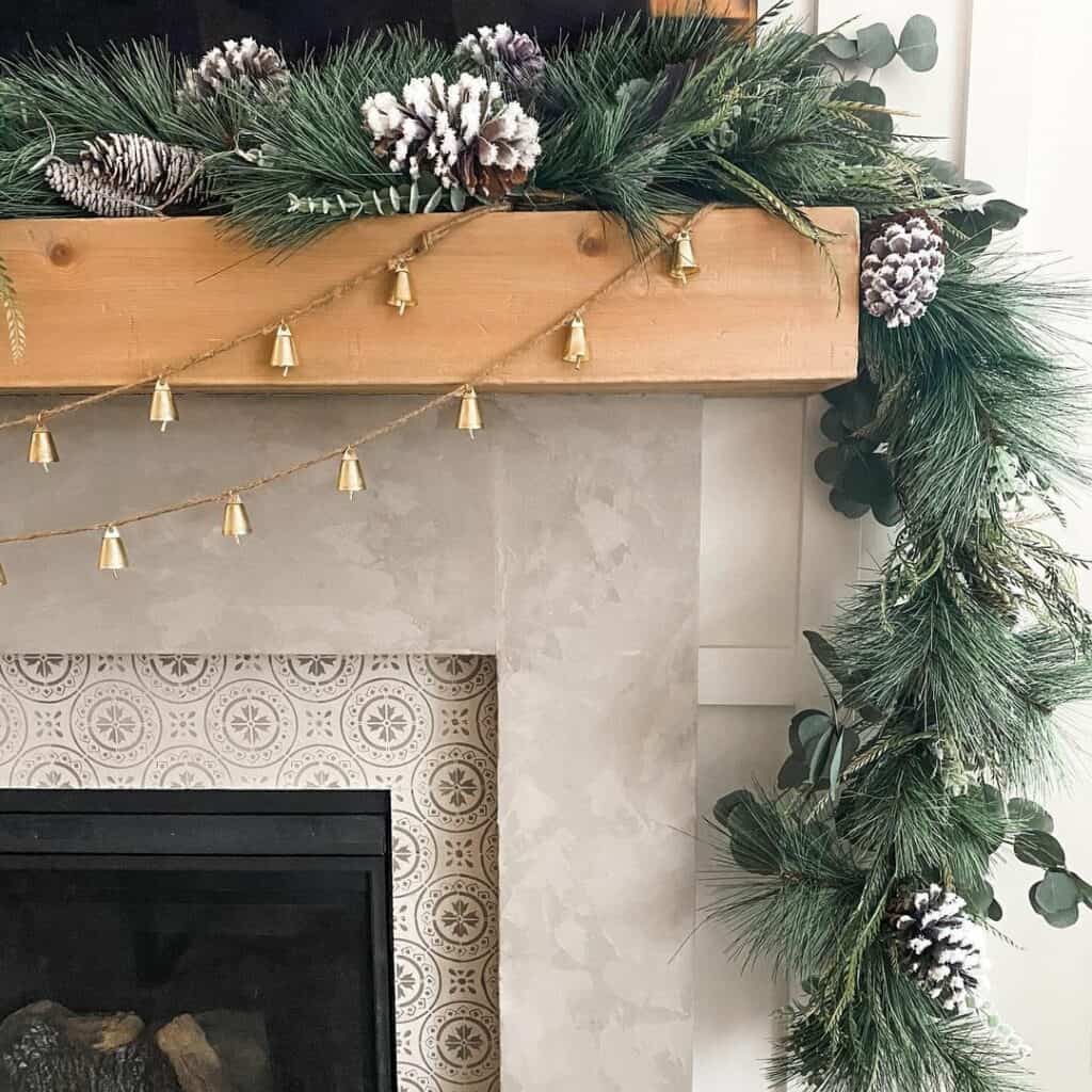 35 Christmas Garland for Mantel Ideas for the Holidays