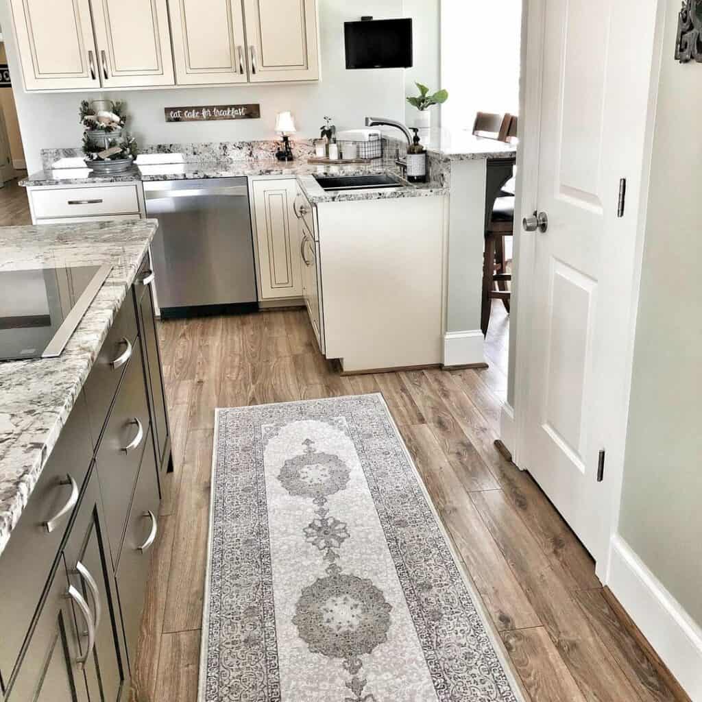 Farmhouse Décor With a Light Gray Rug