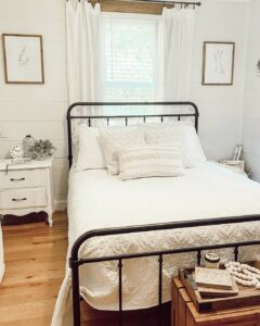 Farmhouse-inspired Small Guest Bedroom Ideas