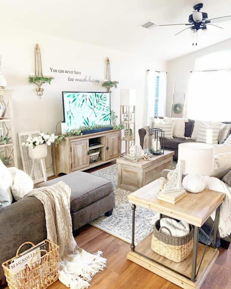 Farmhouse-themed Family Room Décor Idea