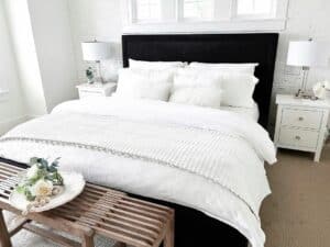 Feminine Black and White Bedroom Décor Ideas