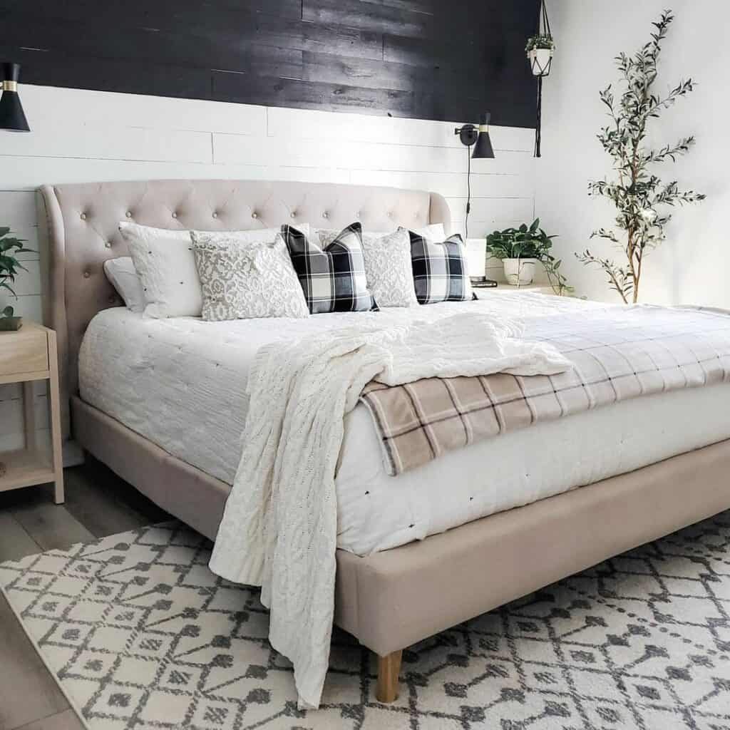 Ideas for Black and White Bedroom Accents