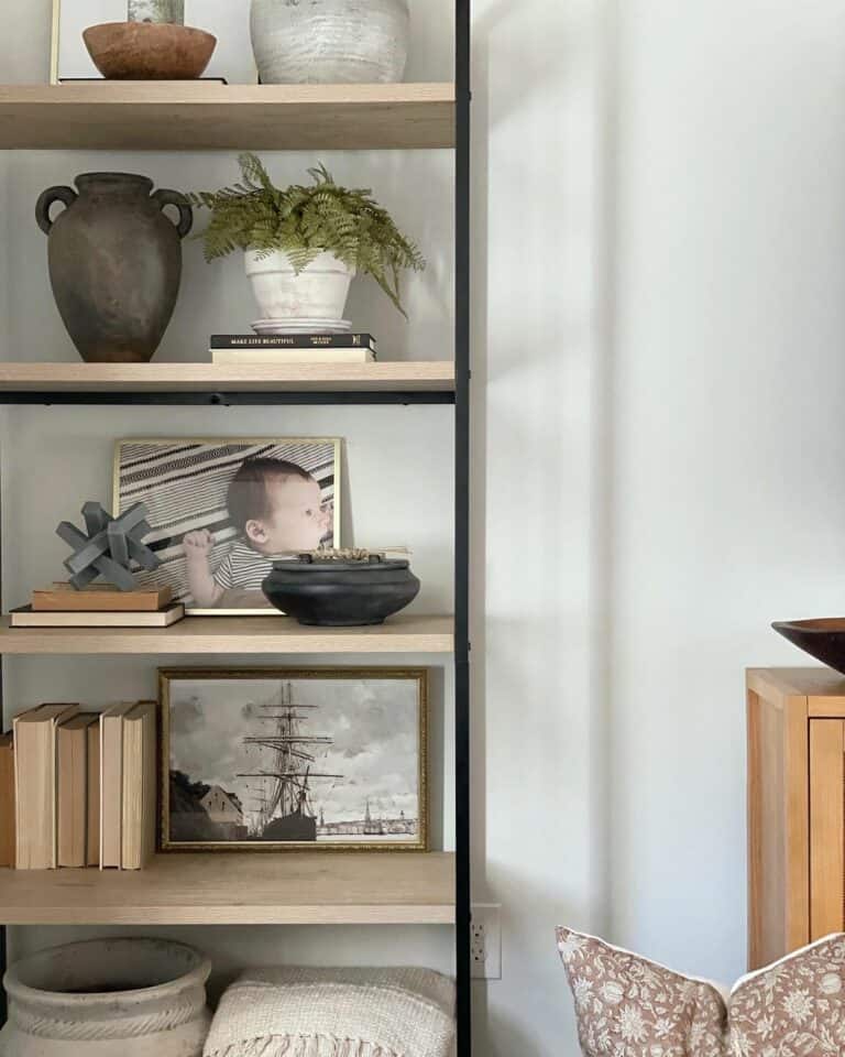 Ideas for Minimalist Bookshelf Décor