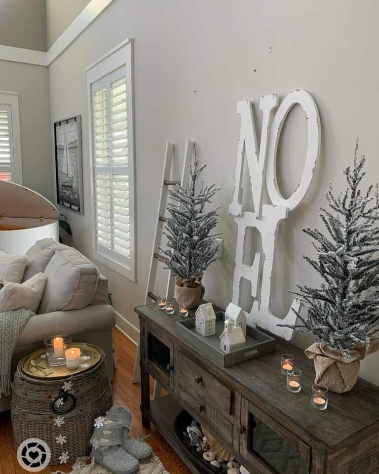 Modern Farmhouse Console Table With Festive Décor