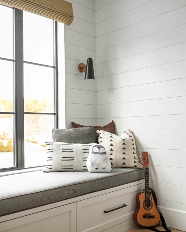 Modern Farmhouse Window Seat Décor