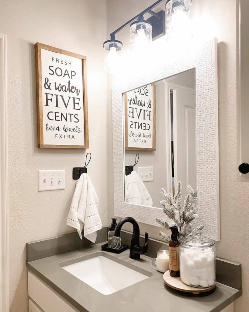 Modern Rustic Bathroom with Minimalist Décor