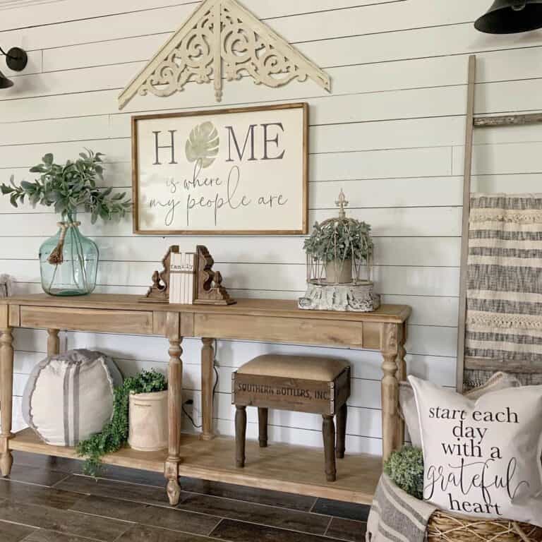 Neutral Farmhouse Shiplap Entryway Table Décor