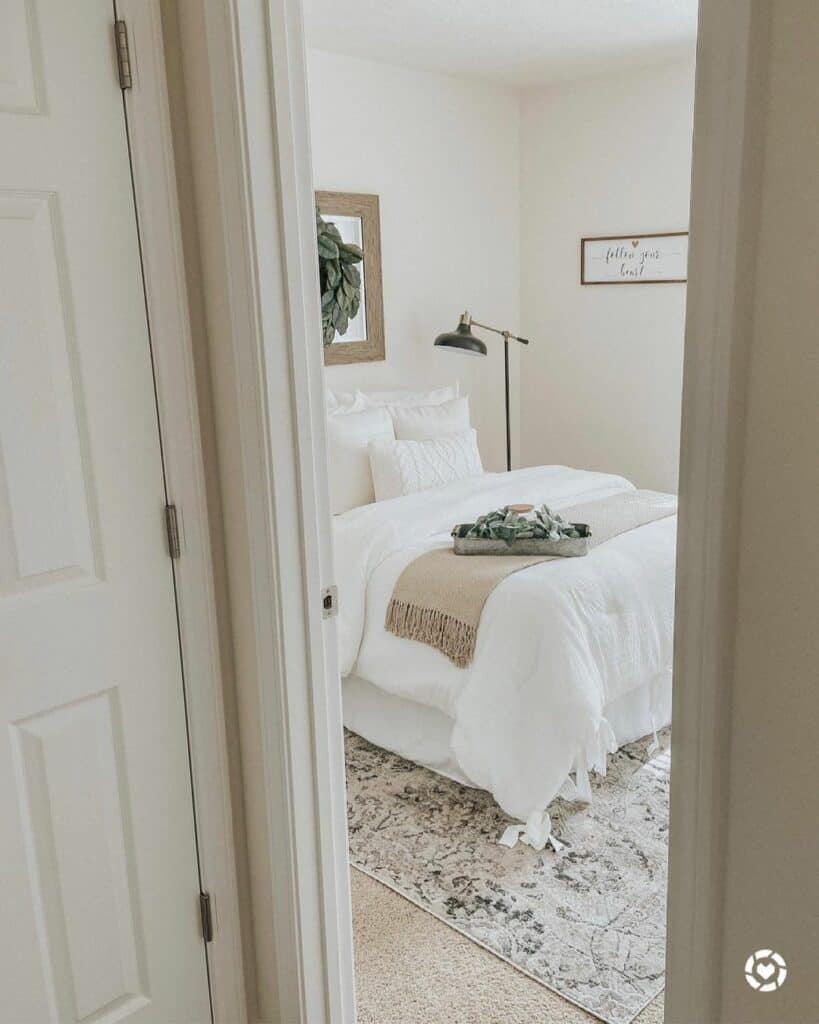 Neutral-palette Small Guest Bedroom Idea