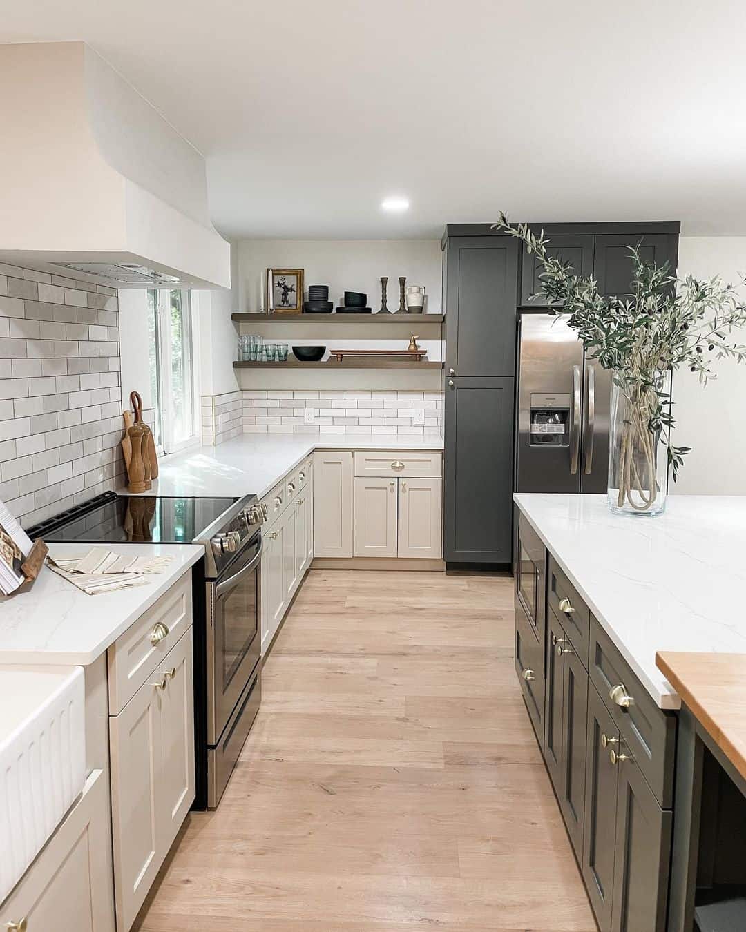 24 Modern Range Hood Ideas to Give Your Kitchen A Facelift