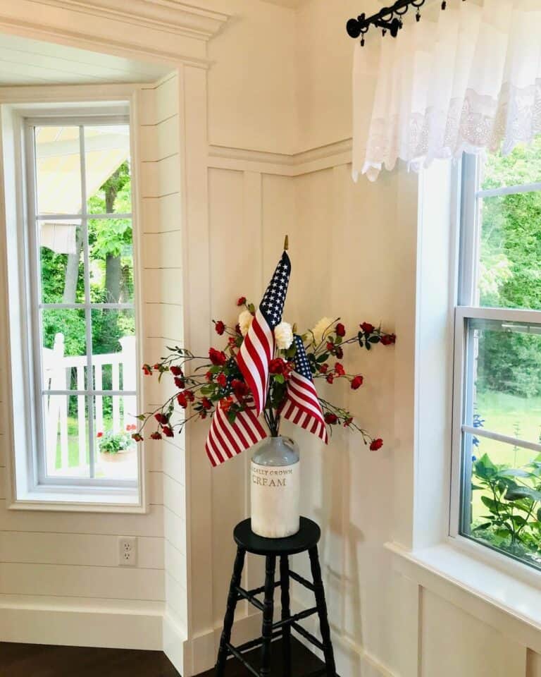 Patriotic Small Corner Décor Idea