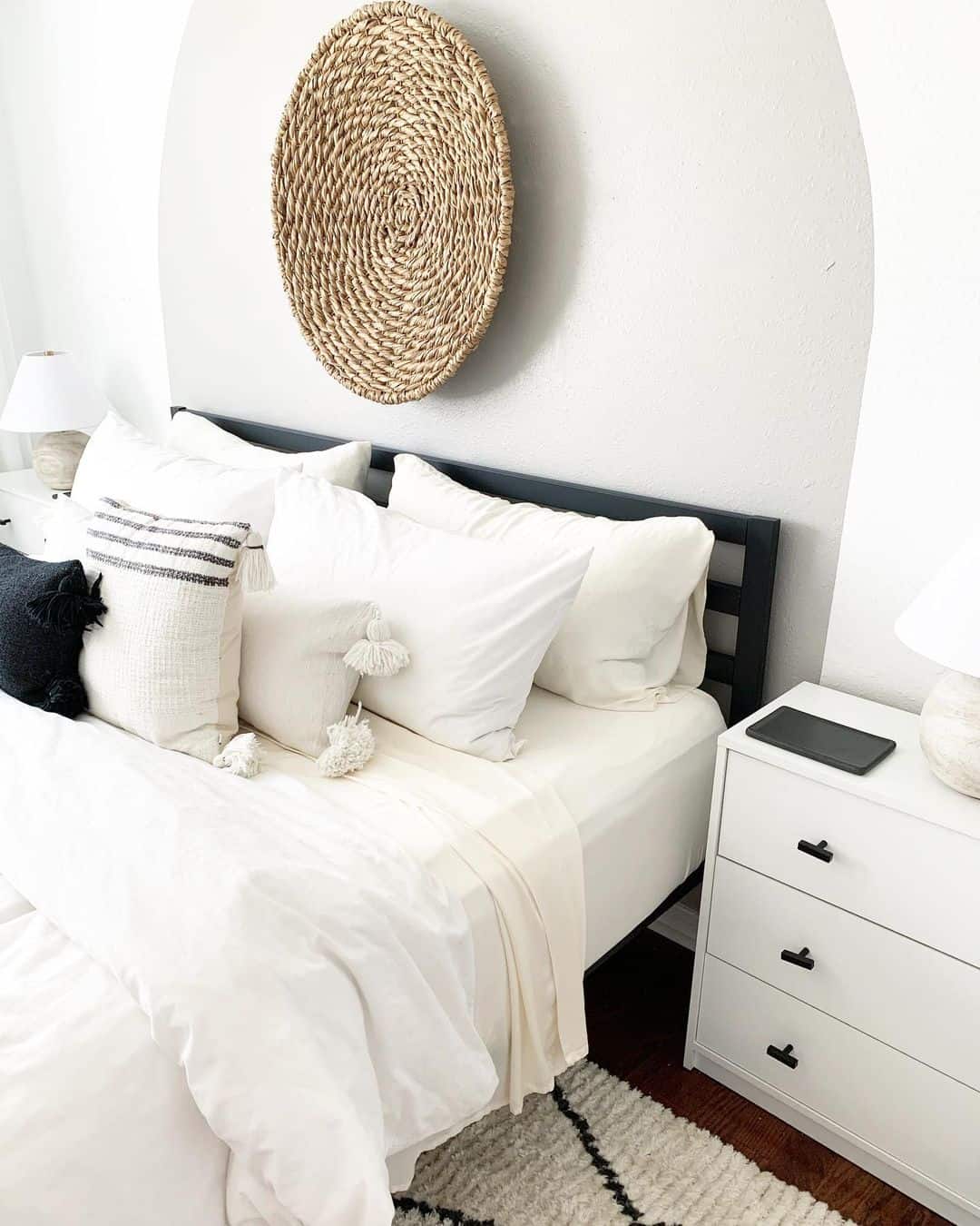 30 Large Wall Décor Ideas to Create a Bold and Unique Focal Point