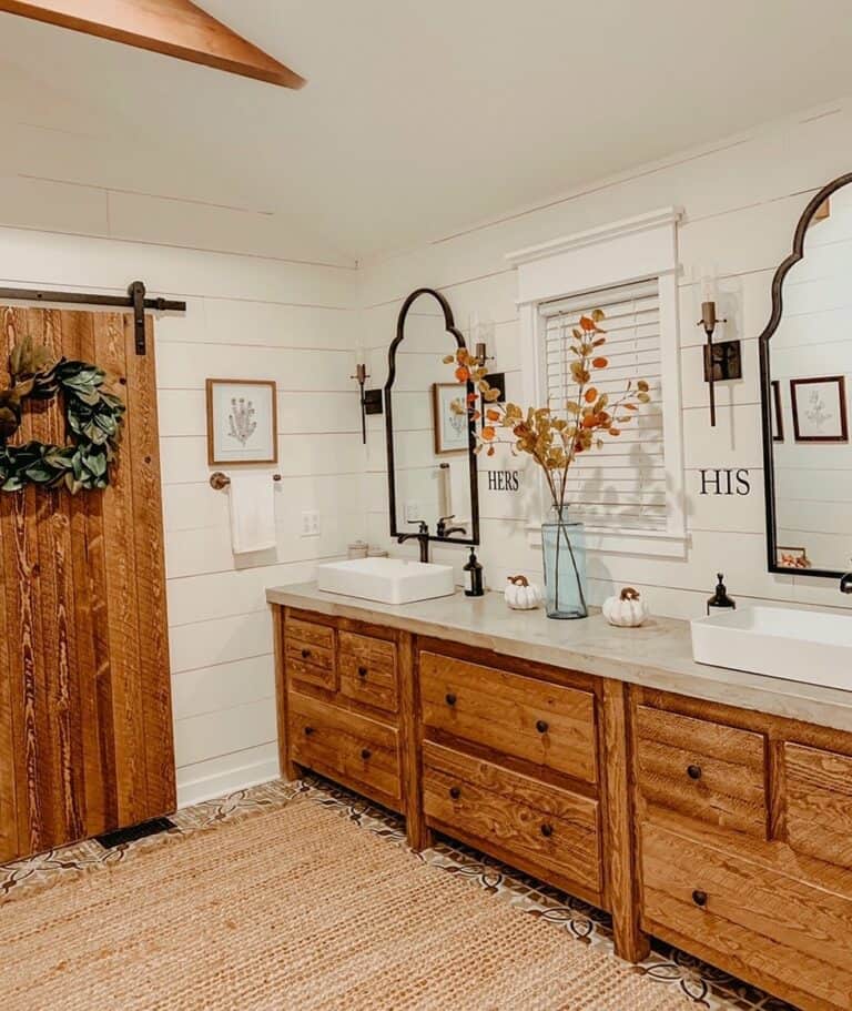 Rustic Farmhouse Bathroom With Cabin Décor Ideas