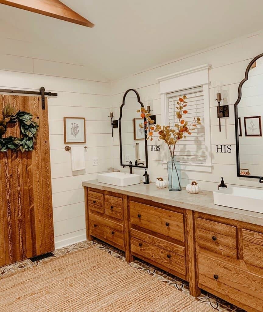 Rustic Farmhouse Bathroom With Cabin Décor Ideas